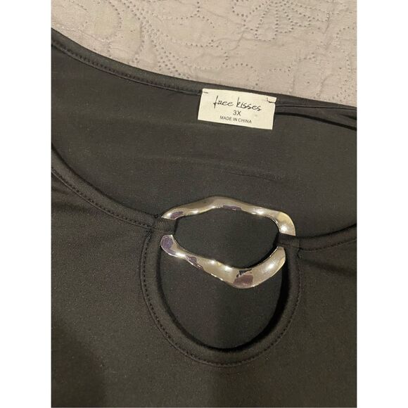 Free Kisses Black Top Women’s 3X New Silver Keyhole Front - Picture 3 of 5